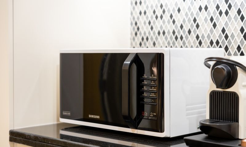 Micro-ondas sobre a bancada da cozinha, serviço de conserto de micro-ondas em Sorocaba